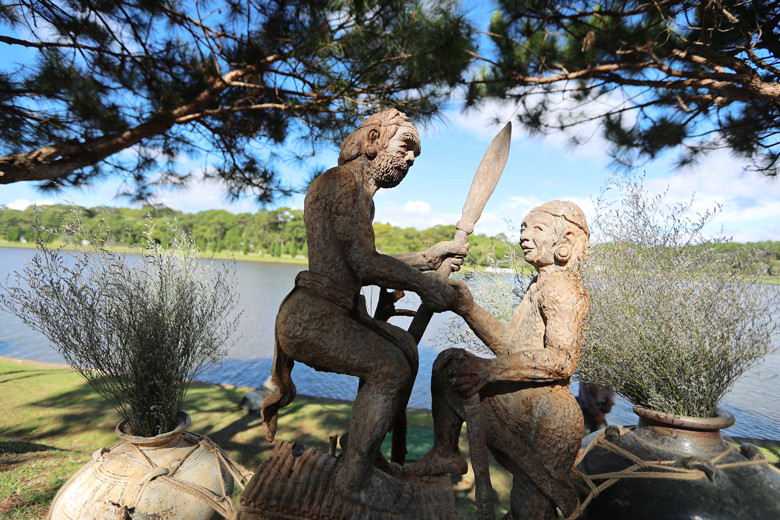 Khi chiêm ngưỡng các bức tượng gỗ, du khách có thể nhận thấy các sinh hoạt, văn hoá, tập tục của bà con dân tộc Tây Nguyên được tái hiện sống động Khi chiêm ngưỡng các bức tượng gỗ, du khách có thể nhận thấy các sinh hoạt, văn hoá, tập tục của bà con dân tộc Tây Nguyên được tái hiện sống động