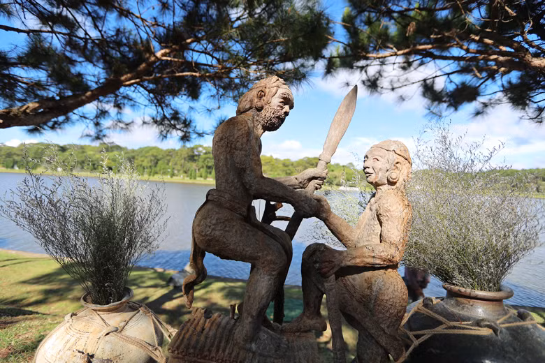 Khi chiêm ngưỡng các bức tượng gỗ, du khách có thể nhận thấy các sinh hoạt, văn hoá, tập tục của bà con dân tộc Tây Nguyên được tái hiện sống động