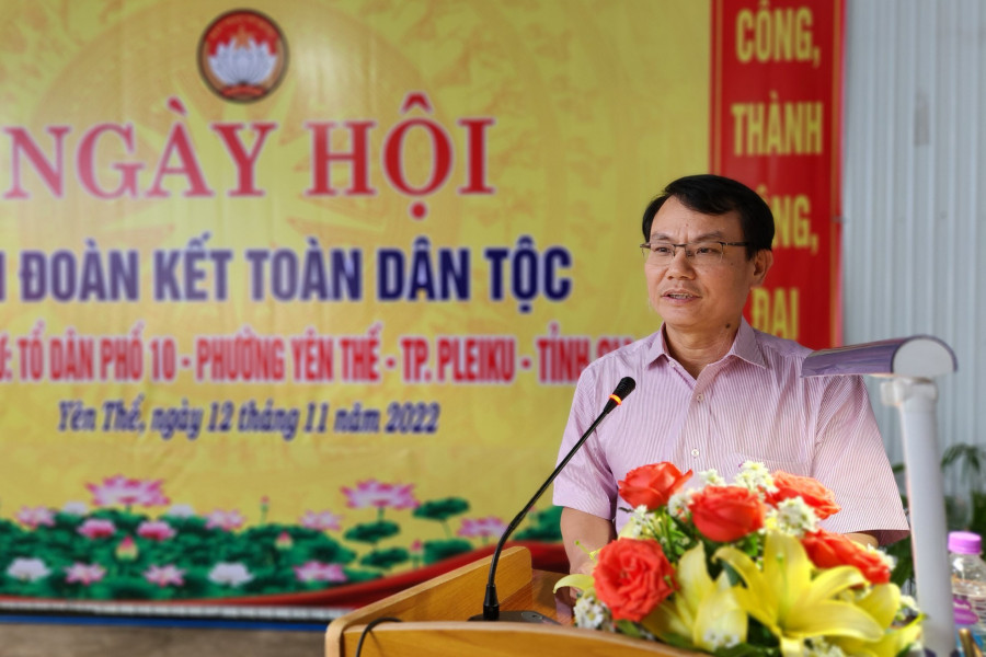 Đồng chí Trịnh Duy Thuân phát biểu tại Ngày hội Đại đoàn kết toàn dân tộc tại tổ dân phố 10. Ảnh: Ngọc Sang