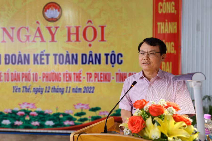 Đồng chí Trịnh Duy Thuân phát biểu tại Ngày hội Đại đoàn kết toàn dân tộc tại tổ dân phố 10. Ảnh: Ngọc Sang