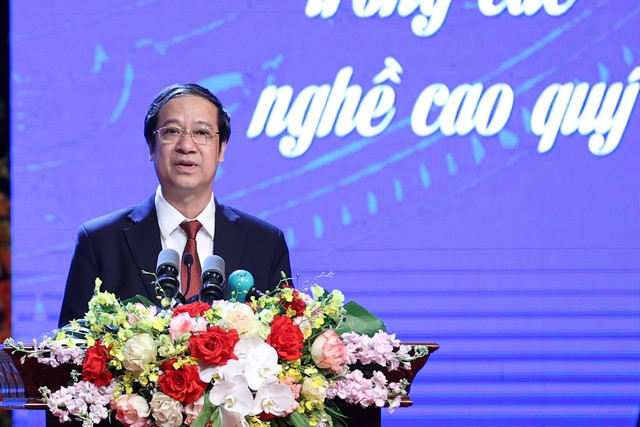 Bộ trưởng Nguyễn Kim Sơn cho biết, cả nước hiện có hơn 1,6 triệu nhà giáo. Có hơn 900.000 nhà giáo nghỉ hưu vẫn có nhiều đóng góp ở các góc độ khác nhau cho giáo dục. Ảnh: VGP/Nhật Bắc Bộ trưởng Nguyễn Kim Sơn cho biết, cả nước hiện có hơn 1,6 triệu nhà giáo. Có hơn 900.000 nhà giáo nghỉ hưu vẫn có nhiều đóng góp ở các góc độ khác nhau cho giáo dục - Ảnh: VGP/Nhật Bắc