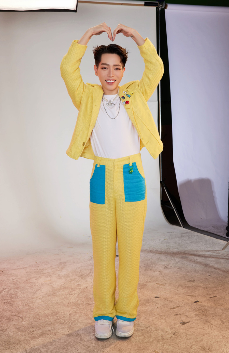 Sau thành công của hai bản ballad sâu lắng, ngọt ngào như “Quá khứ đôi, hiện tại đơn” và “Ngày đầu tiên” trong năm 2022, thì “Tết Là…” với giai điệu tươi mới, rộn ràng như một lời cảm ơn của Đức Phúc đến khán giả. 