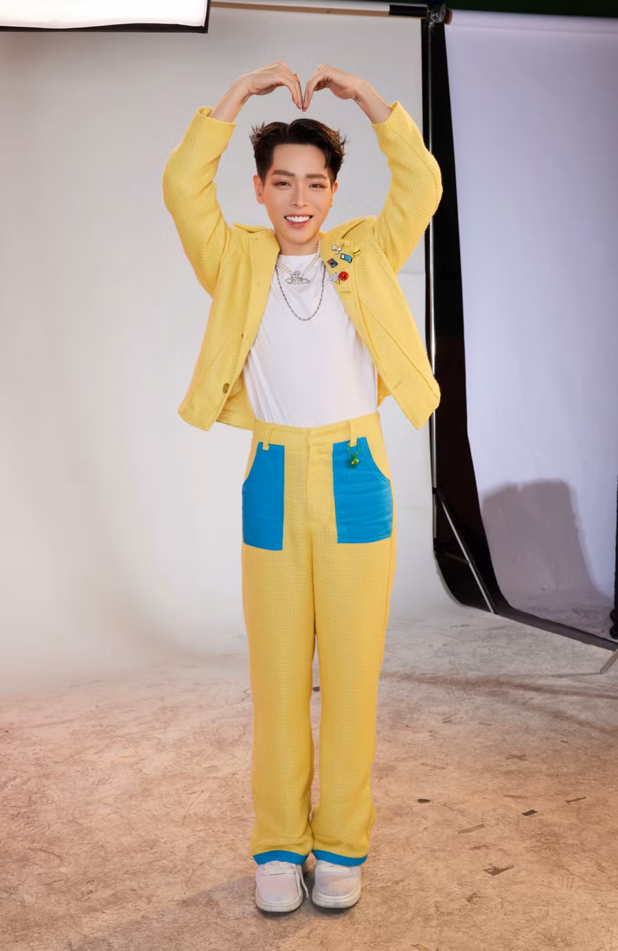 Sau thành công của hai bản ballad sâu lắng, ngọt ngào như “Quá khứ đôi, hiện tại đơn” và “Ngày đầu tiên” trong năm 2022, thì “Tết Là…” với giai điệu tươi mới, rộn ràng như một lời cảm ơn của Đức Phúc đến khán giả. 