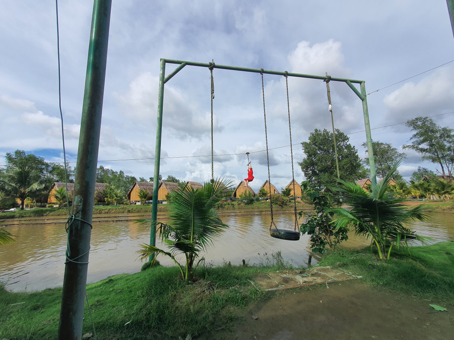 Trò đu dây qua sông cũng mang lại cảm giác phấn khích không kém. Ảnh: Khang Ka