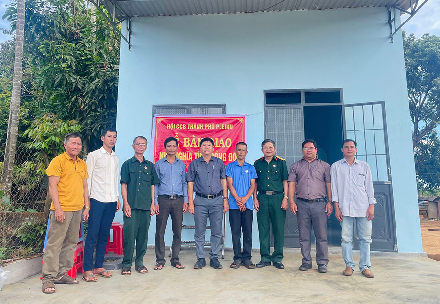 Các đại biểu chụp hình lưu niệm cùng gia đình. Ảnh: Bá Bính