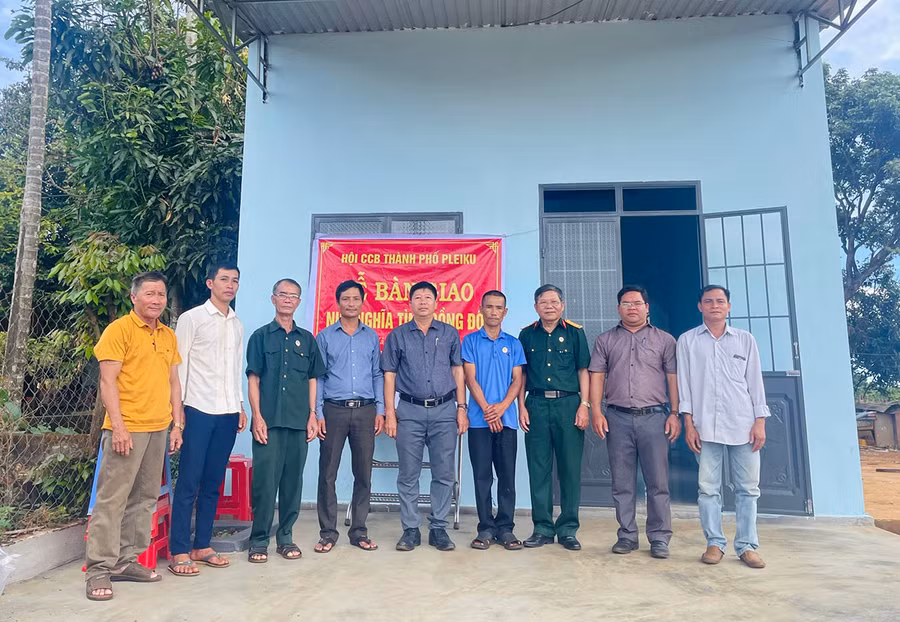 Các đại biểu chụp hình lưu niệm cùng gia đình. Ảnh: Bá Bính