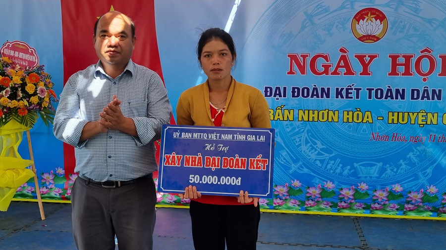 Phó Chủ tịch Ủy ban MTTQ Việt Nam tỉnh Siu Trung trao kinh phí hỗ trợ xây nhà “Đại đoàn kết” cho gia đình chị Ksor H’Thơm (là hộ nghèo ở làng Plei Hrai Dong). Ảnh: Hà Phương Phó Chủ tịch Ủy ban MTTQ Việt Nam tỉnh Siu Trung hỗ trợ xây nhà “Đại đoàn kết” cho hộ gia đình nghèo Ksor H’Thơm (thôn Plei Hrai Dong). Ảnh: Hà Phương