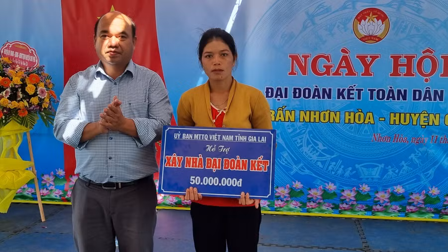 Phó Chủ tịch Ủy ban MTTQ Việt Nam tỉnh Siu Trung hỗ trợ xây nhà “Đại đoàn kết” cho hộ gia đình nghèo Ksor H’Thơm (thôn Plei Hrai Dong). Ảnh: Hà Phương 