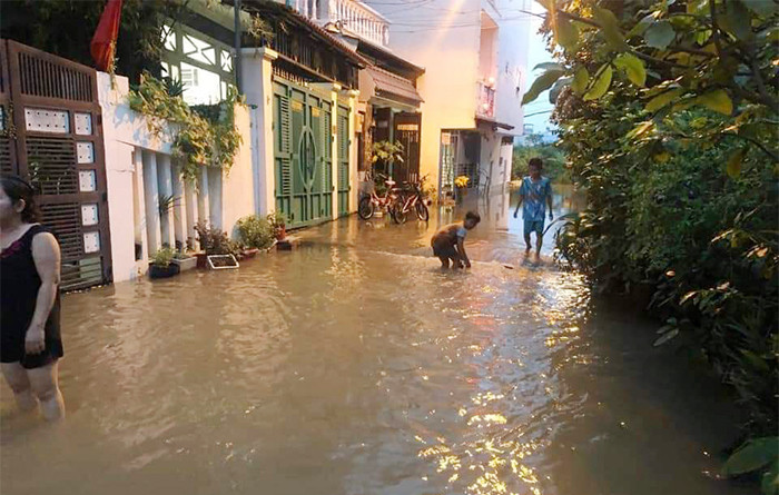 Hẻm vào khu vực phòng trọ của chị Nga nước lên lênh láng.