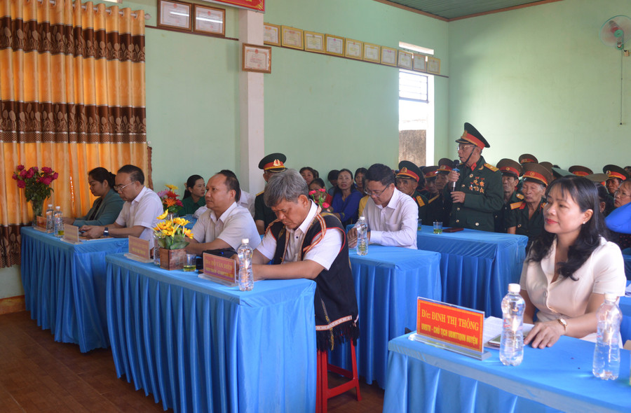 Người dân bày tỏ niềm vui, sự quyết tâm trong ngày hội. Ảnh: Anh Huy