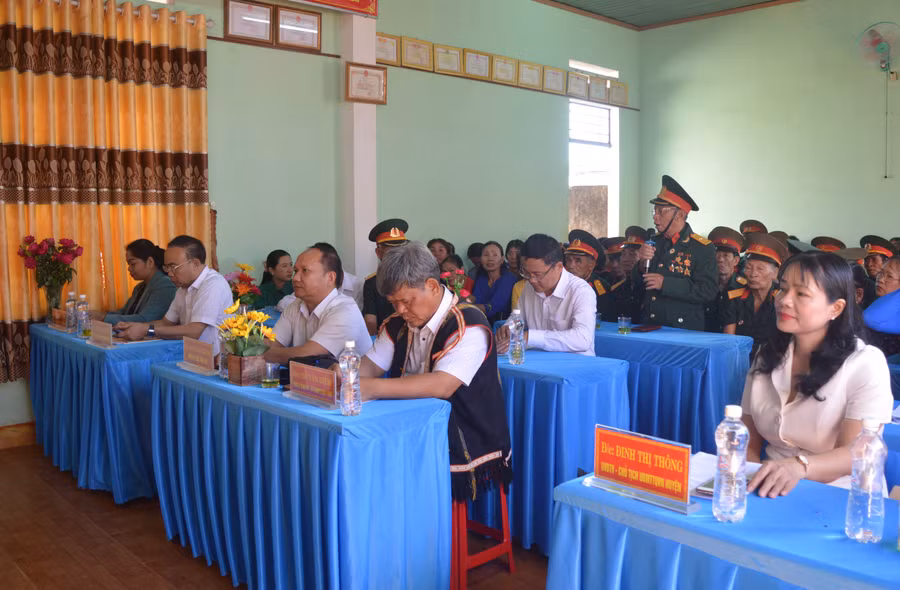 Người dân bày tỏ niềm vui, sự quyết tâm trong ngày hội. Ảnh: Anh Huy