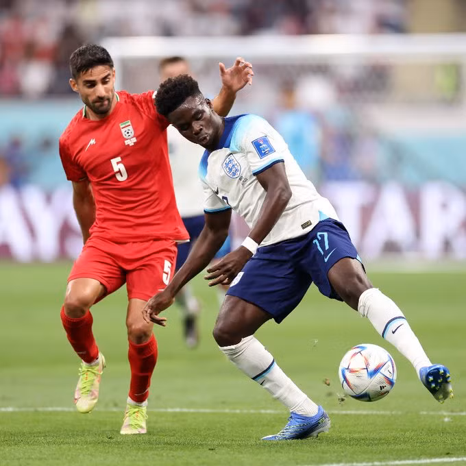 Saka (phải) đã lập cú đúp cho đội tuyển Anh Ảnh: FIFA