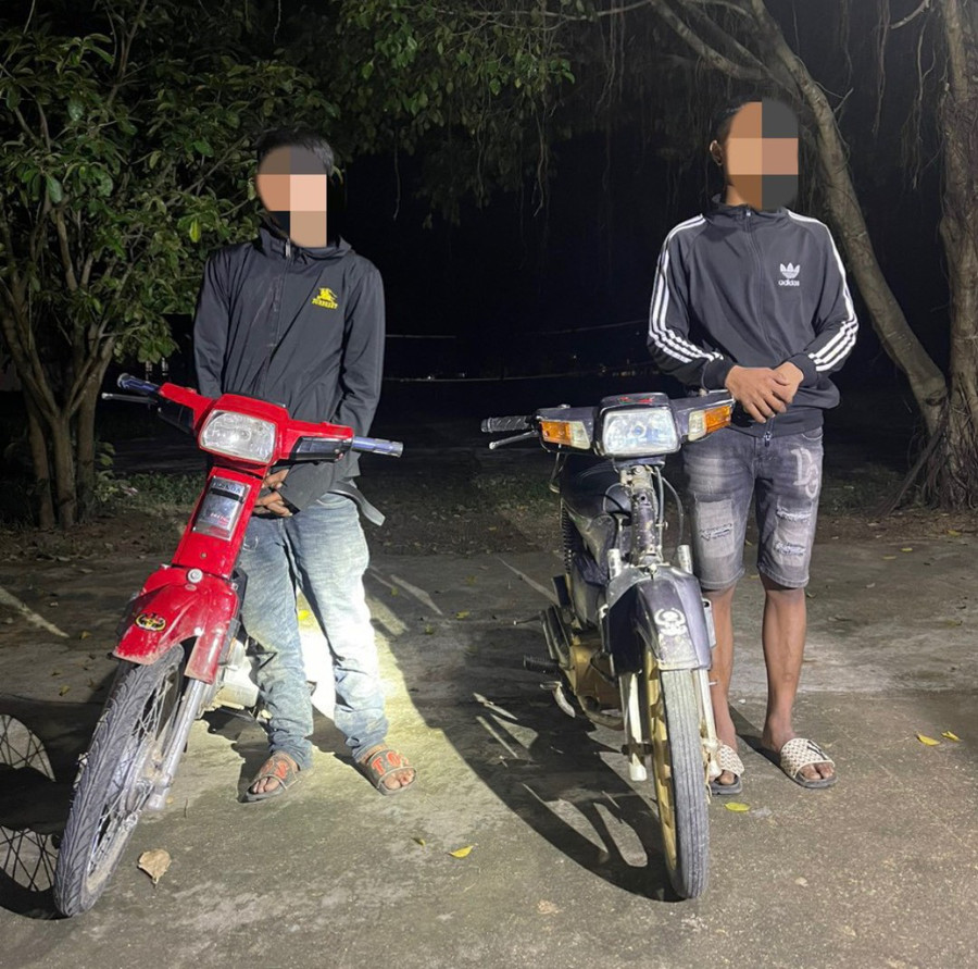 Đối tượng Đ và H cùng 2 phương tiện. Ảnh: Công an huyện Phú Thiện cung cấp