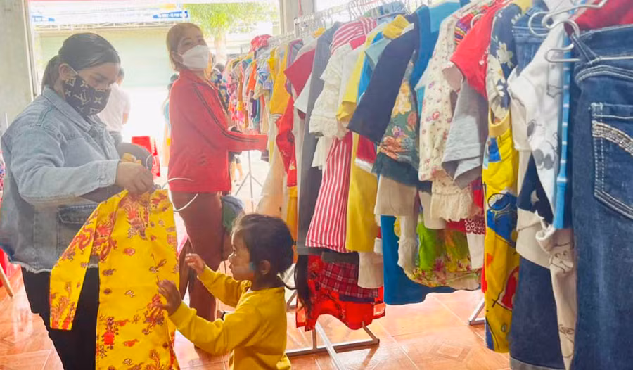  Người dân chọn đồ tại Cửa hàng quần áo 0 đồng (thị trấn Phú Thiện). Ảnh: Vũ Chi