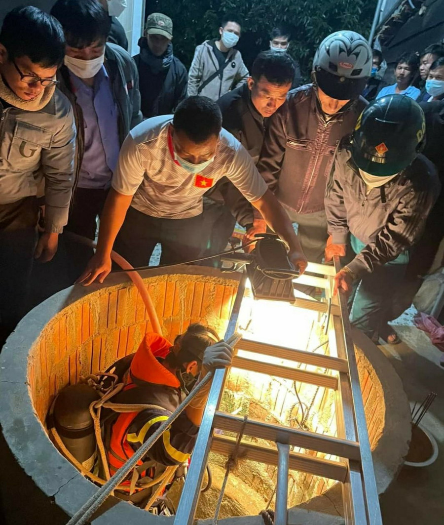 Lực lượng chức năng đang tiếp cận hiện trường để đưa thi thể nạn nhân lên bờ. Ảnh: Công an huyện Kbang Lực lượng chức năng đang tiếp cận hiện trường để đưa thi thể nạn nhân lên bờ. Ảnh: Công an huyện Kbang