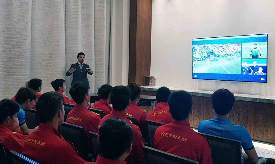 Nhiều cầu thủ Việt Nam đã làm quen với VAR, nhưng V.League phải chờ đến mùa giải 2023-2024 mới áp dụng công nghệ. Ảnh: VFF Nhiều cầu thủ Việt Nam đã làm quen với VAR, nhưng V.League phải chờ đến mùa giải 2023-2024 mới áp dụng công nghệ. Ảnh: VFF