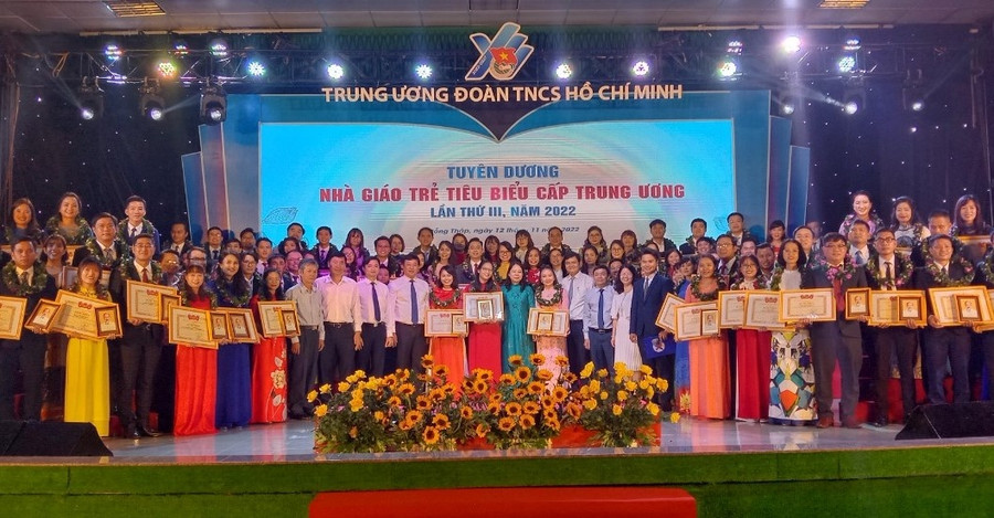 Các nhà giáo trẻ tiêu biểu cấp T.Ư năm 2022 chụp hình lưu niệm với Phó chủ tịch nước Võ Thị Ánh Xuân cùng lãnh đạo T.Ư Đoàn và lãnh đạo tỉnh Đồng Tháp. Ảnh: Trần Ngọc