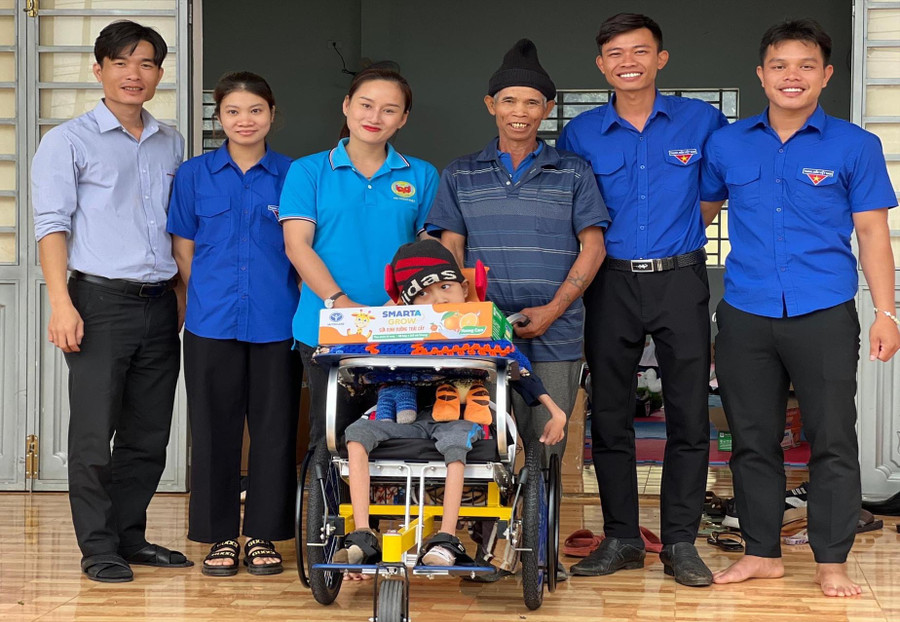 Huyện Đoàn Chư Păh phối hợp với Dự án nụ cười nhân ái trao tặng xe lăn cho trẻ em bị bại não có hoàn cảnh khó khăn. Ảnh: Đinh Yến