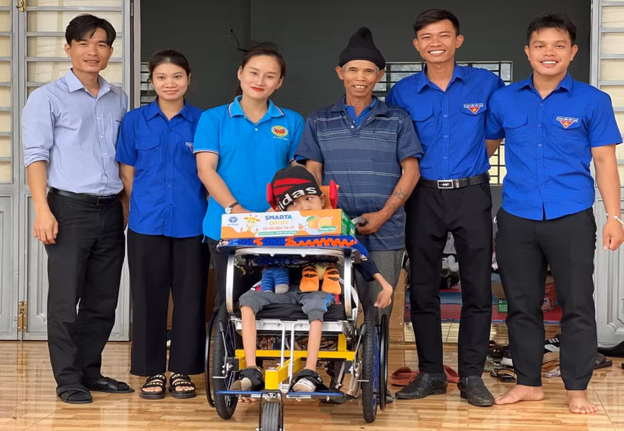 Huyện Đoàn Chư Păh phối hợp với Dự án nụ cười nhân ái trao tặng xe lăn cho trẻ em bị bại não có hoàn cảnh khó khăn. Ảnh: Đinh Yến
