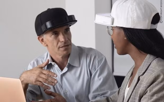 Khẩu trang vô hình gắn trên mũ người dùng. (Nguồn:&nbsp;timesofisrael)