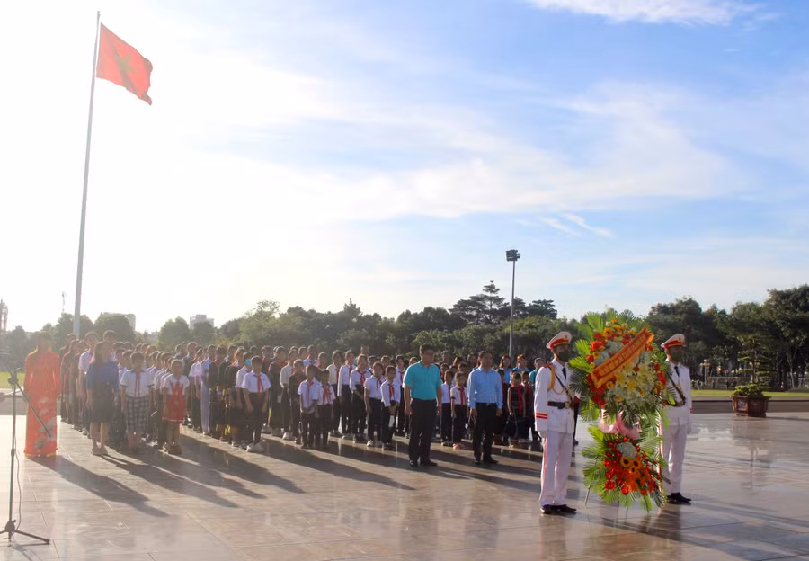 81 thiếu nhi tiêu biểu tham gia lễ dâng hoa trước Tượng đài Bác Hồ với các dân tộc Tây Nguyên tại Quảng trường Đại Đoàn Kết. Ảnh: Phan Lài