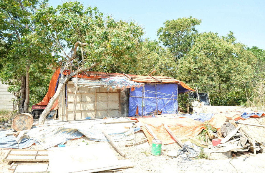 Lán trại của đơn vị thi công không có người trong coi. Ảnh: Phan Tuấn