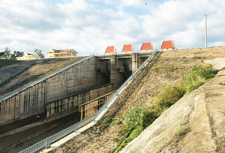 Tràn xả lũ hồ chứa nước Ia Mơr. Ảnh: Nguyễn Diệp