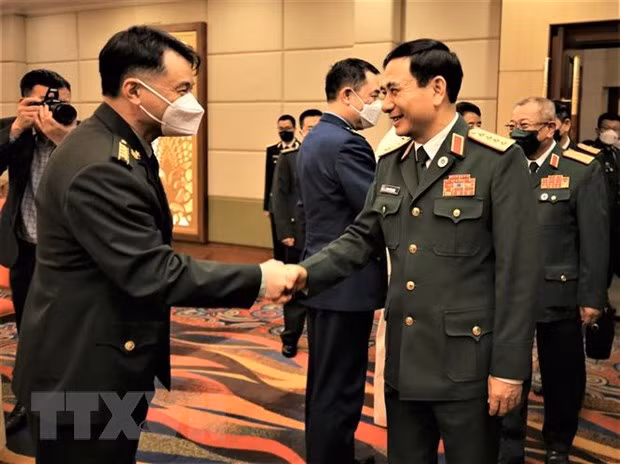  Đại tướng Phan Văn Giang, Bộ trưởng Bộ Quốc phòng Việt Nam (phải) đến cuộc gặp song phương Bộ trưởng Bộ Quốc phòng Trung Quốc Thượng tướng Ngụy Phượng Hòa. (Ảnh: Huỳnh Thảo/TTXVN)