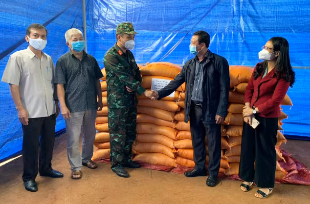 Ông Phạm Duy Muôn (thứ 2 từ phải sang) và Công ty TNHH một thành viên Cao su Chư Sê đã có nhiều đóng góp trong công tác phòng-chống dịch Covid-19 tại địa phương (ảnh nhân vật cung cấp).