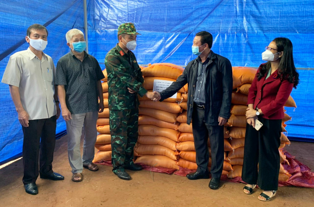 Ông Phạm Duy Muôn (thứ 2 từ phải sang) và Công ty TNHH một thành viên Cao su Chư Sê đã có nhiều đóng góp trong công tác phòng-chống dịch Covid-19 tại địa phương (ảnh nhân vật cung cấp). Ông Phạm Duy Muôn (thứ 2 từ phải sang) và Công ty TNHH một thành viên Cao su Chư Sê đã có nhiều đóng góp trong công tác phòng-chống dịch Covid-19 tại địa phương (ảnh nhân vật cung cấp).