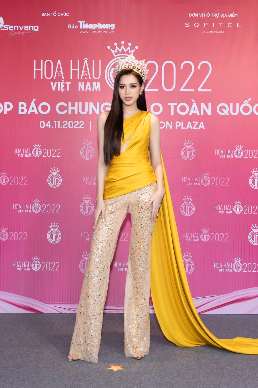 Đương kim Hoa hậu Đỗ Thị Hà gây ấn tượng với thiết kế áo liền quần ấn tượng, đội chiếc vương miện lấy cảm hứng từ chủ đề Thập kỷ hương sắc. Đây là khoảng thời gian vô cùng ý nghĩa với người đẹp gốc Thanh Hóa khi chỉ không lâu nữa, hành trình đương nhiệm của Đỗ Thị Hà sẽ chính thức khép lại. Ảnh: BTC