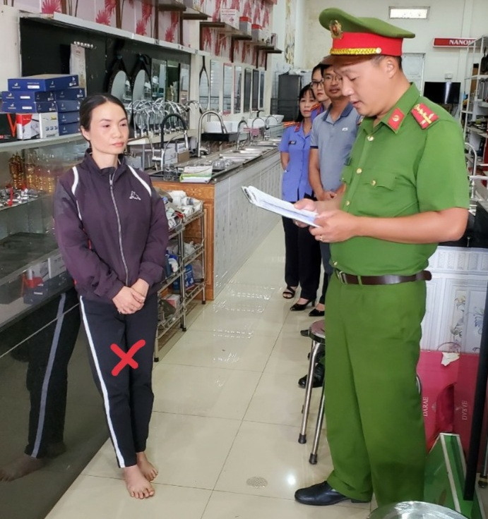 Cơ quan Cảnh sát Điều tra Công an tỉnh Gia Lai thi hành lệnh bắt tạm giam đối tượng Vũ Thị Nhung (bìa trái, áo khoác tím). Ảnh: Công an tỉnh Gia Lai Cơ quan Cảnh sát điều tra Công an tỉnh Gia Lai thi hành lệnh bắt tạm giam đối tượng Vũ Thị Nhung (bìa trái, áo khoác tím). Ảnh: Công an tỉnh Gia Lai