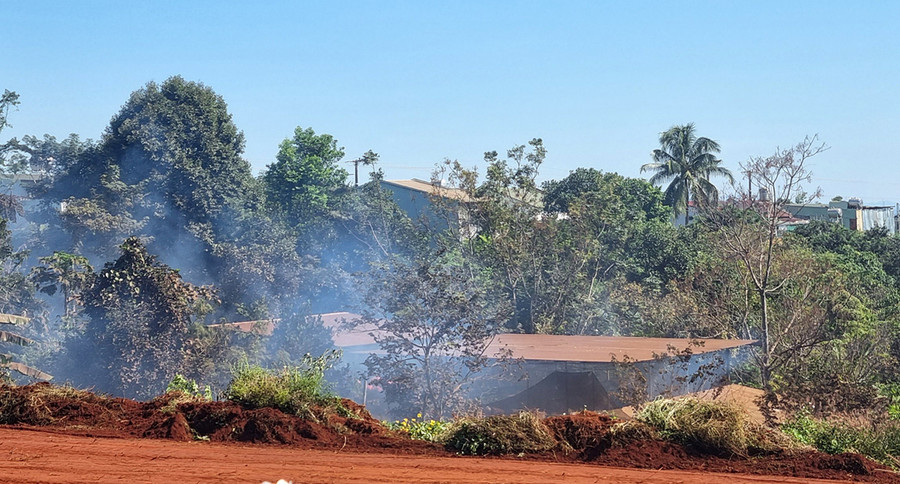  Lò sấy nông sản nằm trong khu đông dân cư thôn Chư Bồ 1, xã Ia Kla, huyện Đức Cơ. Ảnh: H.P