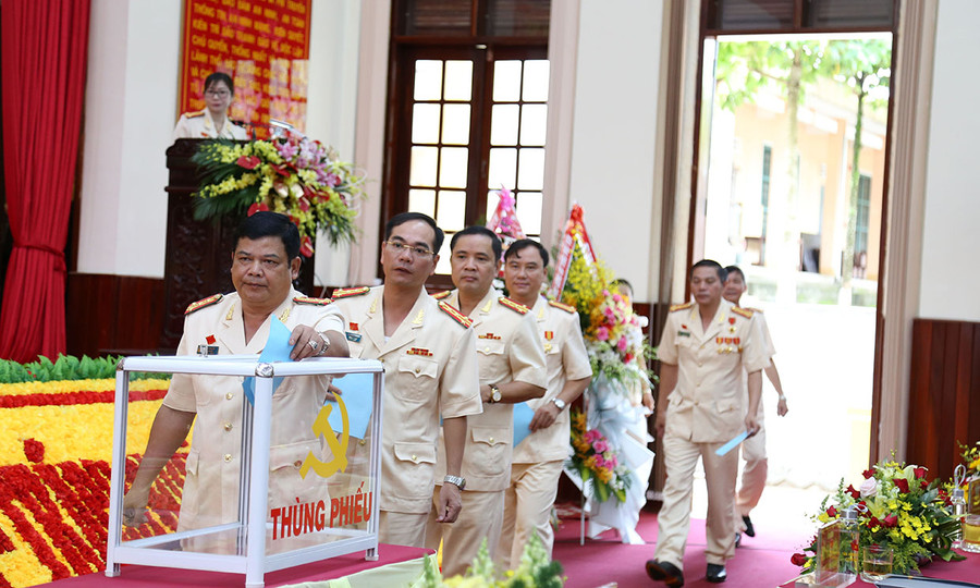  Các đại biểu bỏ phiếu bầu Ban Chấp hành Đảng bộ Công an tỉnh nhiệm kỳ 2020-2025. Ảnh: Thúy Trinh