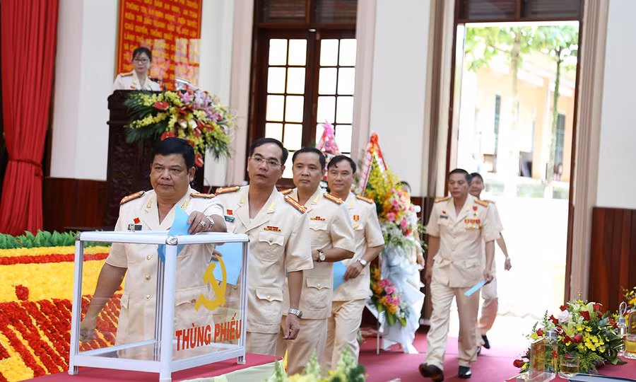  Các đại biểu bỏ phiếu bầu Ban Chấp hành Đảng bộ Công an tỉnh nhiệm kỳ 2020-2025. Ảnh: Thúy Trinh