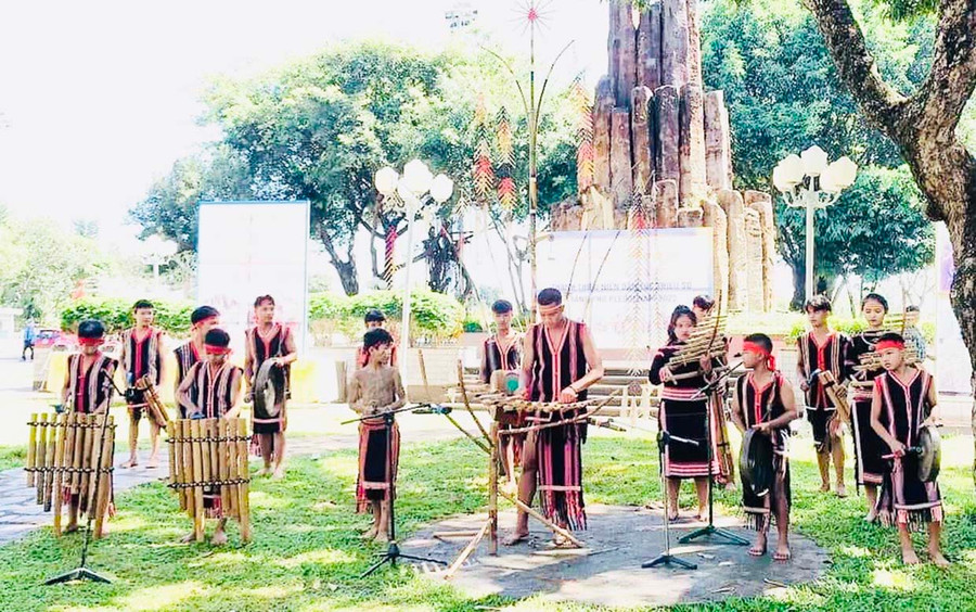 Ngoài việc truyền dạy nghề cho lớp trẻ, Ksor Quynh còn chế tác đàn cho đội cồng chiêng của làng. Ảnh: Mai Ka 2 Ngoài việc truyền dạy nghề cho lớp trẻ, Ksor Quynh còn chế tác đàn cho đội cồng chiêng của làng- Ảnh Mai Ka