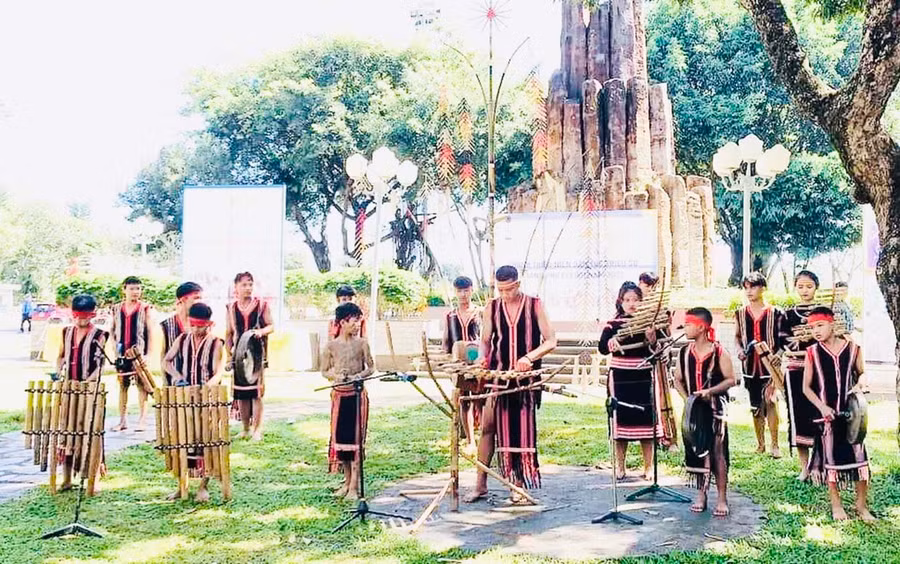 2 Ngoài việc truyền dạy nghề cho lớp trẻ, Ksor Quynh còn chế tác đàn cho đội cồng chiêng của làng- Ảnh Mai Ka