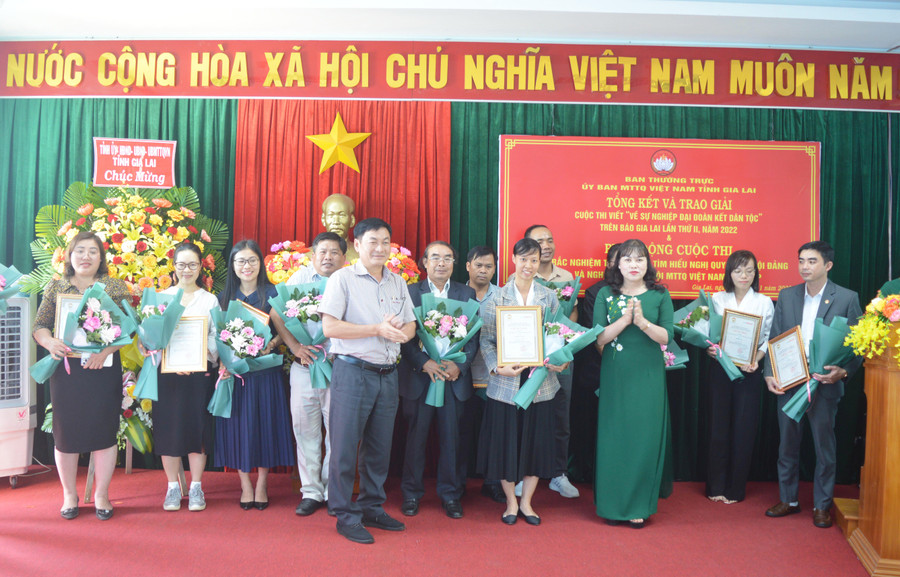 Tổng Biên tập Báo Gia Lai Huỳnh Kiên và Phó Chủ tịch Thường trực Ủy ban MTTQ Việt Nam tỉnh Phạm Thị Lan trao giải cho các tác giả. Ảnh: Anh Huy