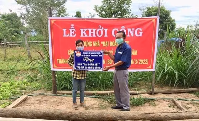 Chị Siu H’Ngang (buôn Ơi HLy, xã Ia Hiao) vui mừng khi được Quỹ Vì người nghèo huyện hỗ trợ 50 triệu đồng xây dựng nhà Đại đoàn kết. Ảnh: Vũ Chi
