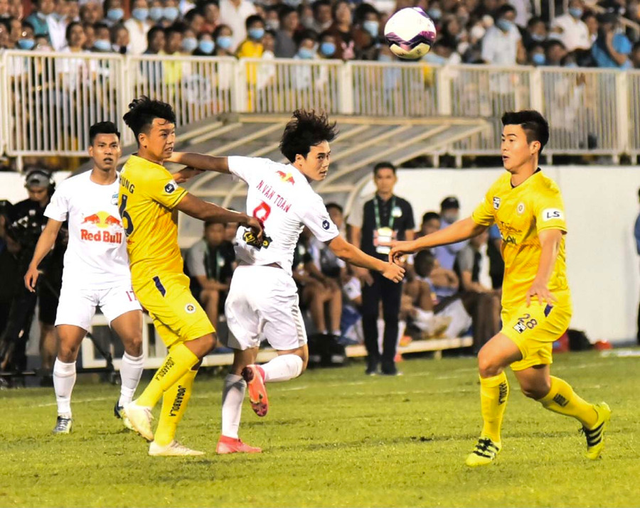 Trận đấu giữa HAGL và Hà Nội FC trên sân Pleiku vào lúc 17 giờ ngày 19-11 đang rất được người hâm mộ chờ đợi. Ảnh: Văn Ngọc Trận đấu giữa HAGL và Hà Nội FC trên sân Pleiku vào lúc 17 giờ ngày 19-11 đang rất được người hâm mộ chờ đợi. Ảnh: Văn Ngọc