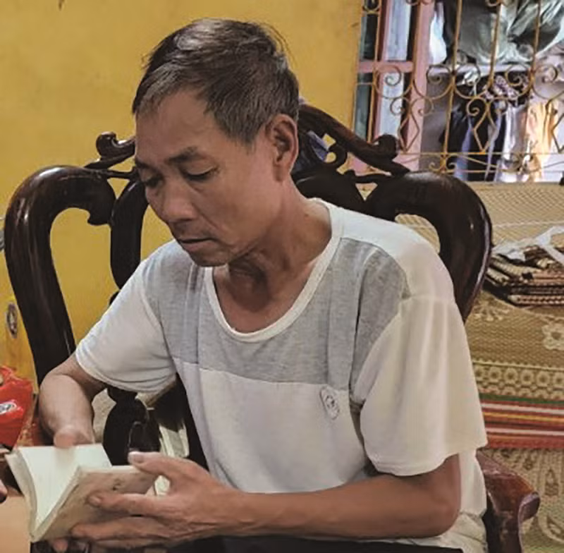 Ông Nguyễn Văn Thi, bố tử tù Nguyễn Thành Luân nhận lại cuốn nhật ký của con.