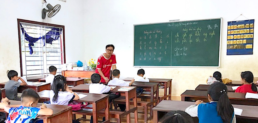 Quang cảnh một buổi học của trẻ em gốc Việt tại tỉnh Ratanakiri do thầy Nguyễn Văn Nuôi đảm trách. Ảnh nhân vật cung cấp Quang cảnh một buổi học của trẻ em gốc Việt tại tỉnh Rattanakiri do thầy Nguyễn Văn Nuôi đảm trách. Ảnh nhân vật cung cấp