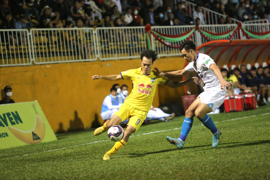 Văn Toàn (trái) đã ghi bàn thắng thứ 2 cho HAGL trong một pha phản công. Ảnh: Văn Ngọc Văn Toàn (trái) đã ghi bàn thắng thứ 2 cho HAGL trong một pha phản công. Ảnh: Văn Ngọc
