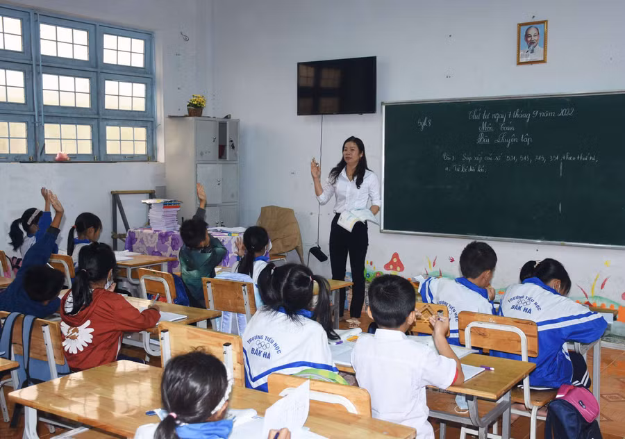  Nhiều giáo viên tận tâm vì sự nghiệp giáo dục ở Tu Mơ Rông. Ảnh: P.N