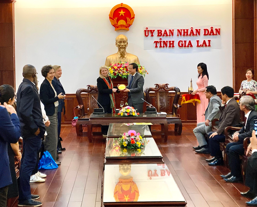 Chủ tịch UBND tỉnh Trương Hải Long tặng quà lưu niệm cho bà Catherine Russell-Tổng Giám đốc Điều hành UNICEF. Ảnh: Hà Duy Đồng chí Trương Hải Long-Chủ tịch UBND tỉnh tặng quà lưu niệm cho bà Catherine Russell-Tổng Giám đốc Điều hành UNICEF. Ảnh: Hà Duy