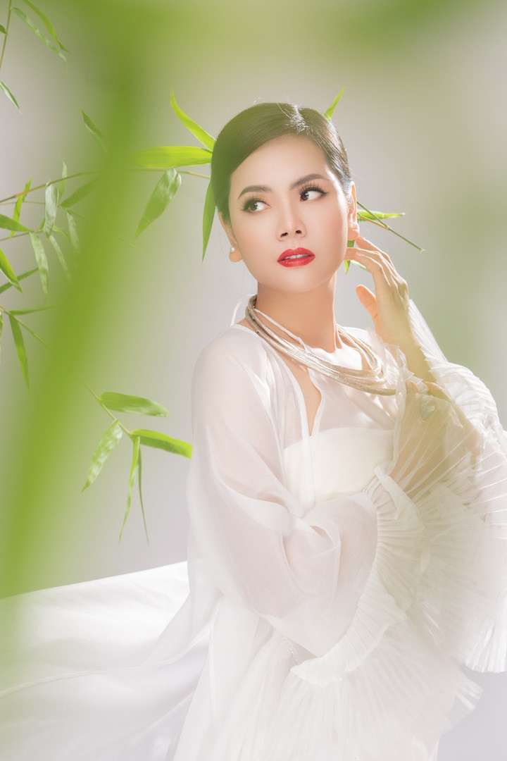 Trong quá trình làm việc với Lương Nguyệt Anh, NSƯT Việt Hoàn nhận xét đàn em là người yêu nghề và hết mình vì công việc. Ảnh: Luke Nguyễn Trong quá trình làm việc với Lương Nguyệt Anh, NSƯT Việt Hoàn nhận xét đàn em là người yêu nghề và hết mình vì công việc.