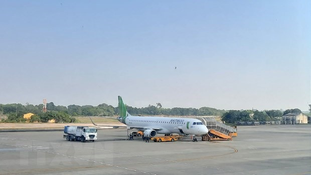  Máy bay của hãng hàng không Bamboo Airways tại sân bay Cà Mau. Ảnh: TTXVN