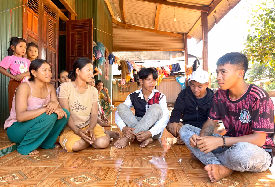 Gánh nặng cơm áo, nợ nần đè nặng lên những gia đình nạn nhân từng bị lừa qua biên giới làm việc. Ảnh: Hoành Sơn