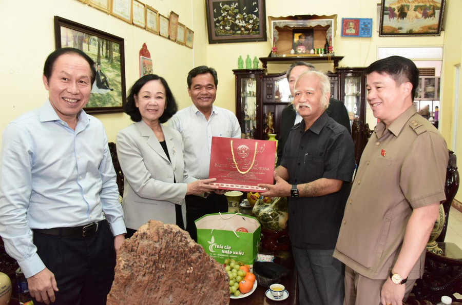 Trưởng ban Tổ chức Trung ương Trương Thị Mai thăm đồng chí Ksor Phước-nguyên Ủy viên Ban Chấp hành Trung ương Đảng, Chủ tịch Hội đồng Dân tộc của Quốc hội, Bí thư Tỉnh ủy. Ảnh: Đức Thụy