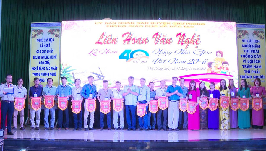 Lãnh đạo huyện Chư Prông trao cờ lưu niệm cho các đơn vị tham gia liên hoan. Ảnh: Khánh Linh  Lãnh đạo huyện Chư Prông trao cờ lưu niệm cho các đơn vị tham gia liên hoan. Ảnh: Khánh Linh